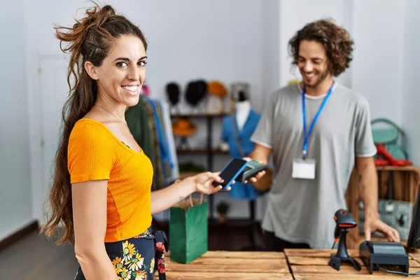 Mężczyzna Kobieta Płacą Zakupy Pomocą Smartfona Telefonu Danymi Sklepie Odzieżowym — Zdjęcie stockowe