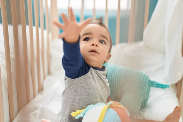 Sevimli Spanyol Bebek Yatak Odasında Rahat Bir Ifadeyle Beşikte Oturuyor — Stok fotoğraf
