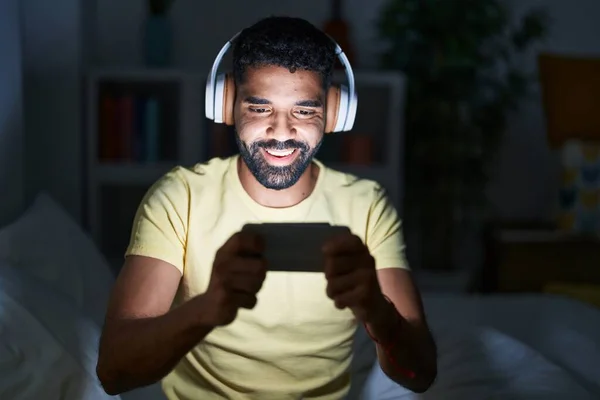 Молодой Араб Играет Видеоигры Сидя Диване Спальне — стоковое фото