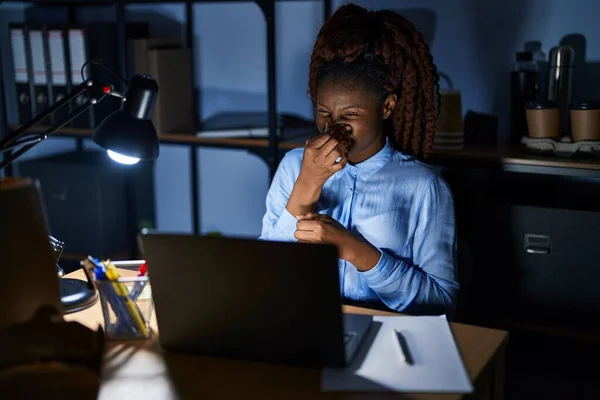 African Woman Working Office Night Smelling Something Stinky Disgusting Intolerable — Foto de Stock