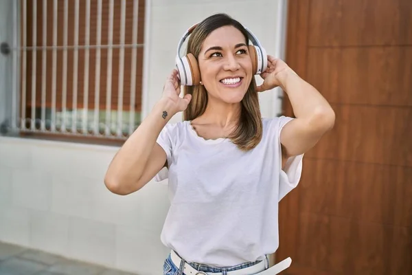 Genç Spanyol Kadın Sokakta Müzik Dinlerken Kendinden Emin Gülümsüyor — Stok fotoğraf