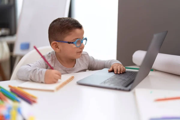 Adorável Estudante Hispânico Criança Usando Laptop Desenho Notebook Sala Aula — Fotografia de Stock