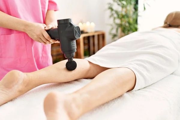 Middle Age Caucasian Woman Having Legs Massage Using Percussion Pistol — Stock Photo, Image