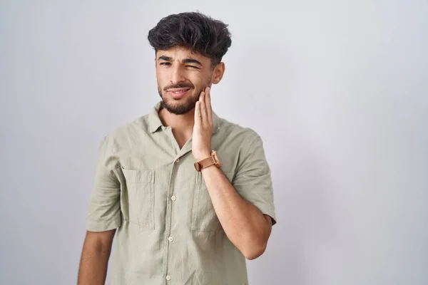 Homem Árabe Com Barba Sobre Fundo Branco Tocando Boca Com — Fotografia de Stock
