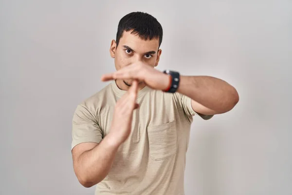Młody Arabski Człowiek Luźnej Koszuli Robi Gest Rękami Sfrustrowana Poważna — Zdjęcie stockowe
