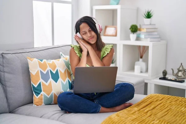 Mulher Jovem Hispânica Usando Laptop Casa Dormindo Cansado Sonhando Posando — Fotografia de Stock