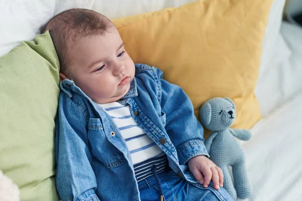 Schattige Blanke Baby Glimlachend Zelfverzekerd Liggend Bed Slaapkamer — Stockfoto