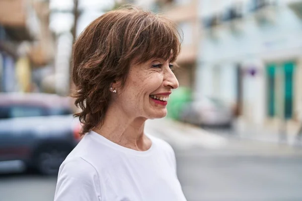Mujer Mediana Edad Sonriendo Confiado Mirando Lado Calle —  Fotos de Stock