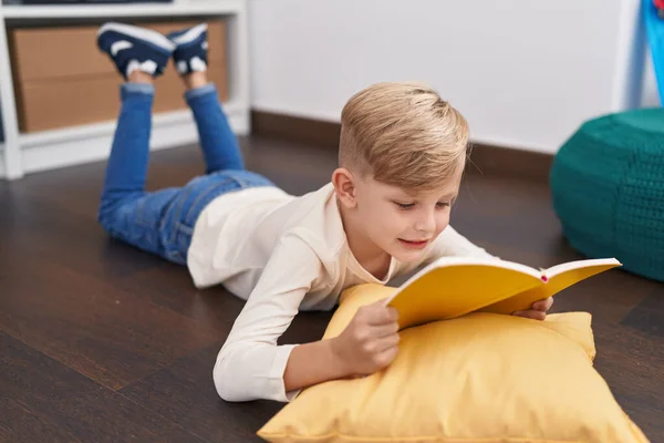 Sevimli Çocuk Evde Yerde Kitap Okuyor — Stok fotoğraf