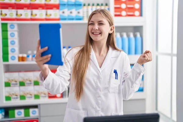 Young Caucasian Woman Working Pharmacy Drugstore Doing Video Call Tablet — Foto de Stock