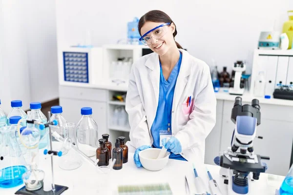Mujer Hispana Joven Vistiendo Uniforme Científico Trabajando Laboratorio — Foto de Stock