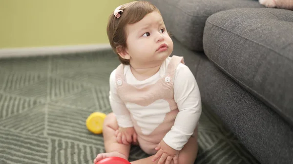 Liebenswertes Kleinkind Sitzt Hause Mit Ernstem Gesichtsausdruck Auf Dem Boden — Stockfoto