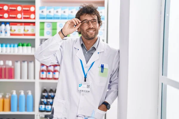 Jovem Hispânico Homem Farmacêutico Sorrindo Confiante Farmácia — Fotografia de Stock
