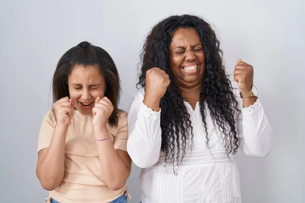 Mutter Und Kleine Tochter Standen Vor Weißem Hintergrund Und Freuten — Stockfoto