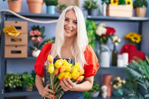 Young Blonde Woman Florist Holding Bouquet Flowers Florist Store —  Fotos de Stock