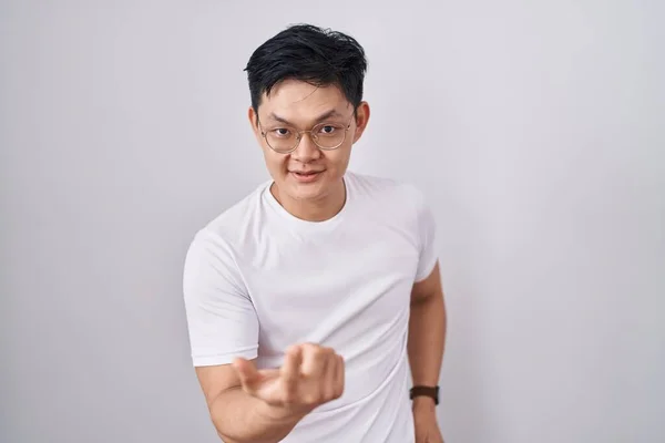 Young Asian Man Standing White Background Beckoning Come Here Gesture — Stockfoto