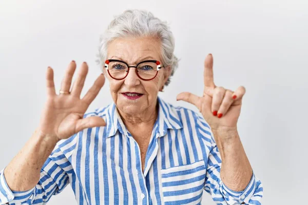 Senior Vrouw Met Grijs Haar Staan Witte Achtergrond Tonen Wijzen — Stockfoto