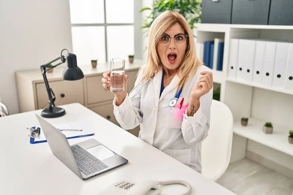 Middle Age Blonde Doctor Woman Working Using Computer Laptop Drinking — Stock fotografie