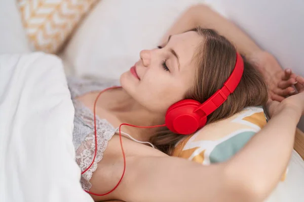 Young Caucasian Woman Listening Music Relaxed Bed Bedroom — ストック写真