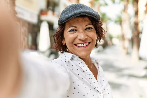 Middelbare Leeftijd Latin Vrouw Glimlachen Gelukkig Maken Selfie Door Camera — Stockfoto