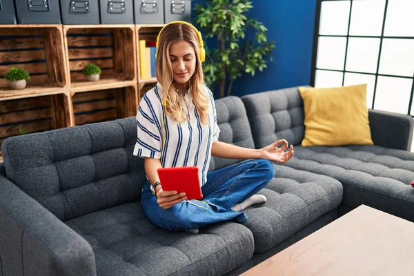 Young Blonde Woman Having Audio Yoga Class Sitting Sofa Home — Stock fotografie