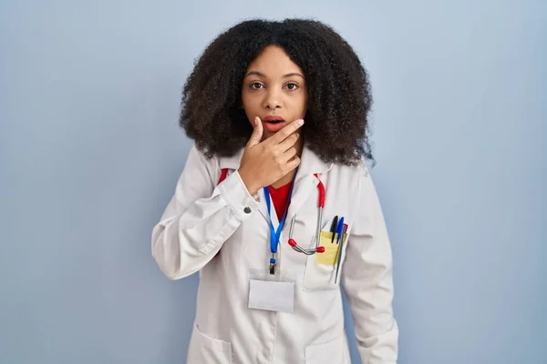 Jeune Femme Afro Américaine Portant Uniforme Médecin Stéthoscope Fasciné Par — Photo
