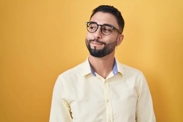Jovem Hispânico Vestindo Roupas Negócios Óculos Sorrindo Olhando Para Lado — Fotografia de Stock