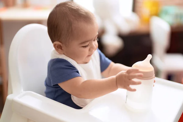 Entzückendes Chinesisches Kleinkind Mit Fütterungsflasche Sitzt Auf Essensstuhl Baby Hause — Stockfoto