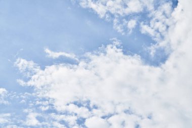 Güneşli bir günde bulutlu güzel mavi gökyüzü