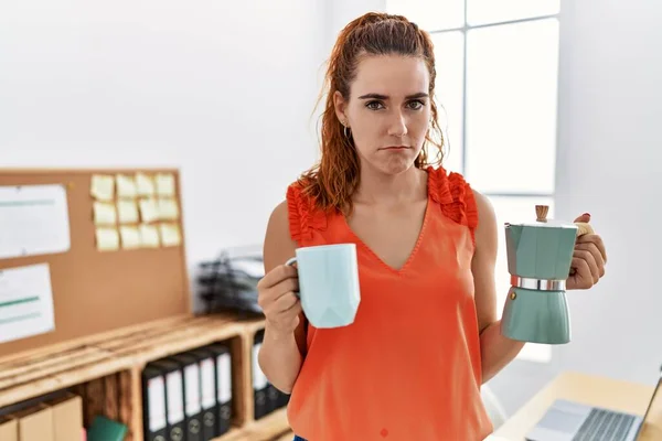 Jonge Roodharige Vrouw Met Een Frans Koffiezetapparaat Kantoor Depressief Bezorgd — Stockfoto
