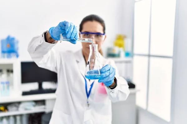 Young Hispanic Woman Wearing Scientist Uniform Holding Test Tube Laboratory — Stock Photo, Image