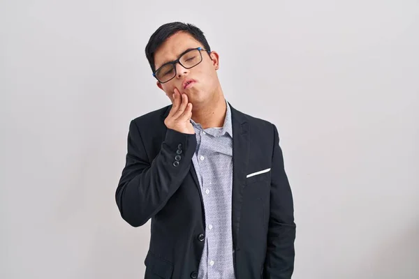 Νεαρός Ισπανόφωνος Άνδρας Σύνδρομο Που Φοράει Επιχειρηματικό Στυλ Αγγίζοντας Στόμα — Φωτογραφία Αρχείου