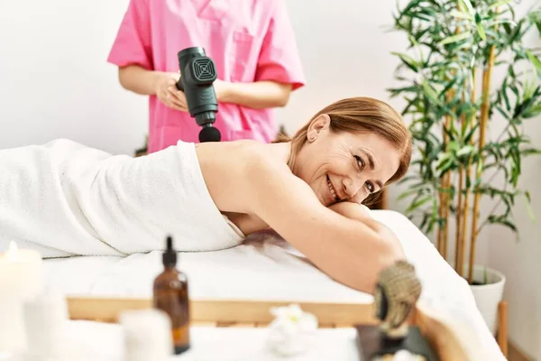 Mulher Caucasiana Meia Idade Tendo Massagem Nas Costas Usando Pistola — Fotografia de Stock