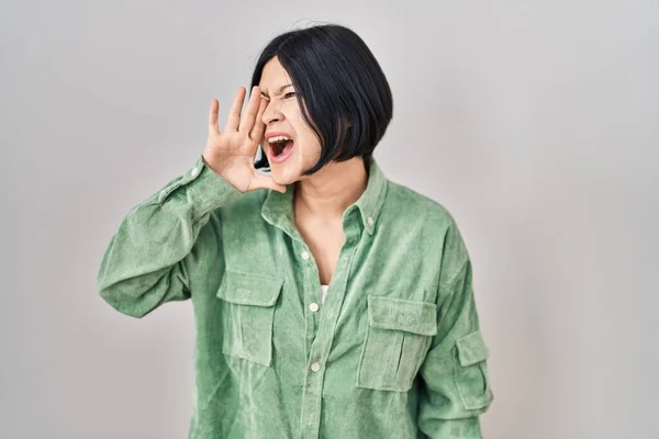 Young Asian Woman Standing White Background Shouting Screaming Loud Side — ストック写真