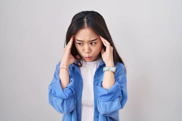 Young Chinese Woman Standing White Background Hand Head Headache Because — Stock Photo, Image