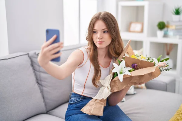 Mujer Caucásica Sosteniendo Ramo Flores Blancas Tomando Una Foto Selfie — Foto de Stock