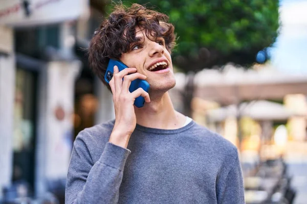 Giovane Uomo Ispanico Sorridente Fiducioso Parlando Sullo Smartphone Strada — Foto Stock