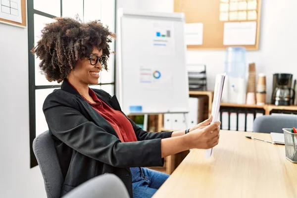 Young African American Woman Smiling Confident Holding Documents Office — Stock Photo, Image
