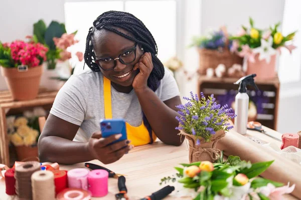 African American Woman Florist Smiling Confident Using Smartphone Florist — Stock Photo, Image