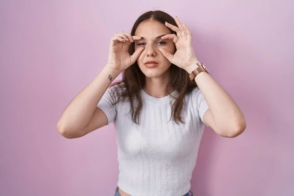 Young Hispanic Girl Standing Pink Background Trying Open Eyes Fingers — Photo