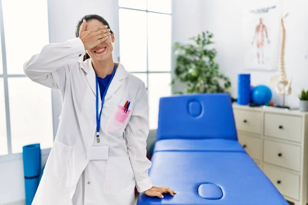 Jovem Médica Que Trabalha Clínica Recuperação Dor Sorrindo Rindo Com — Fotografia de Stock