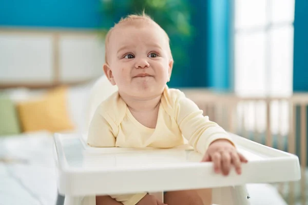 Liebenswertes Kaukasisches Baby Sitzt Auf Dem Hochstuhl Schlafzimmer — Stockfoto