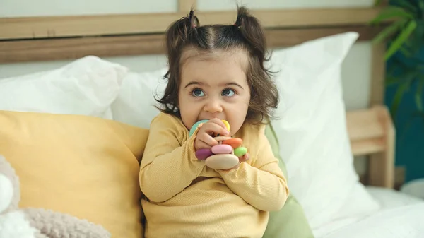 Liebenswert Hispanic Mädchen Lutschen Spielzeug Sitting Auf Bett Bei Schlafzimmer — Stockfoto