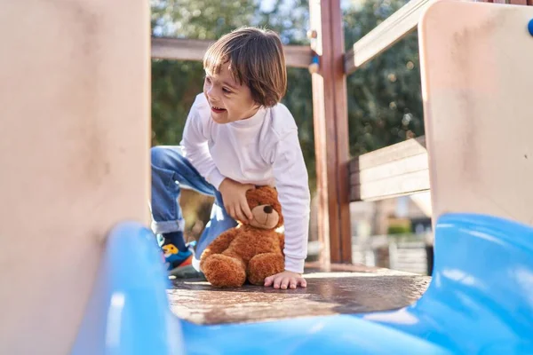 Criança Síndrome Sorrindo Confiante Jogando Com Ursinho Pelúcia Slide Parque — Fotografia de Stock