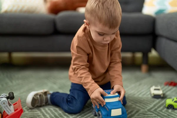 Adorável Criança Brincando Com Carros Brinquedo Sentado Chão Casa — Fotografia de Stock