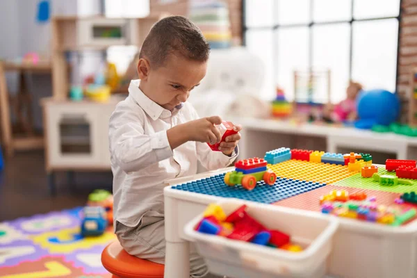 Adorável Criança Brincando Com Blocos Construção Sentados Mesa Jardim Infância — Fotografia de Stock