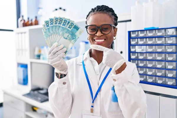African Woman Braids Working Scientist Laboratory Holding Money Smiling Happy — ストック写真