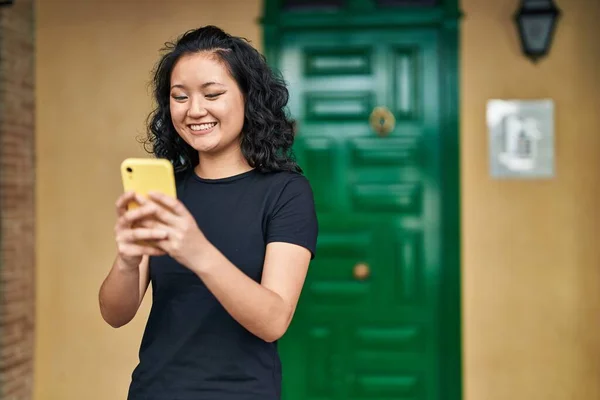 Young Chinese Woman Smiling Confident Using Smartphone Street — Stockfoto