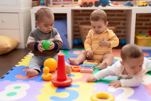 Groep Peuters Spelen Met Speelgoed Zittend Vloer Kleuterschool — Stockfoto