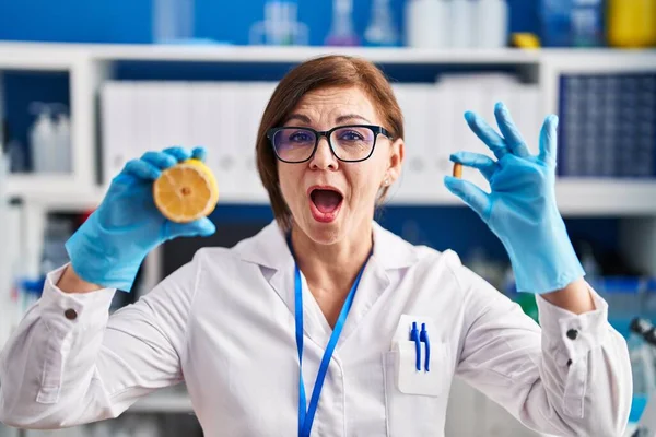 Mulher Hispânica Meia Idade Trabalhando Laboratório Cientista Fazendo Vitamina Com — Fotografia de Stock
